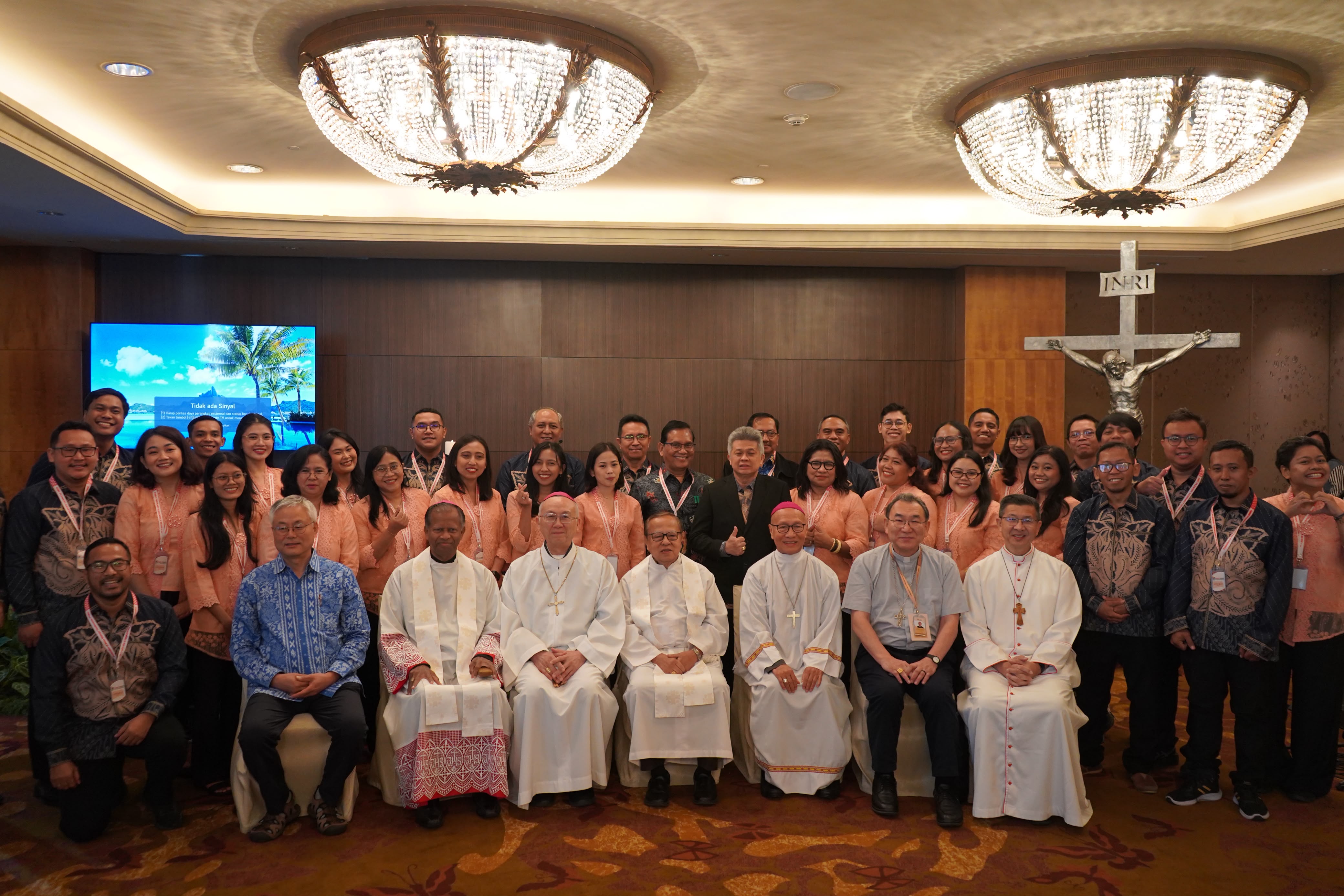Foto bersama dengan Uskup Asia