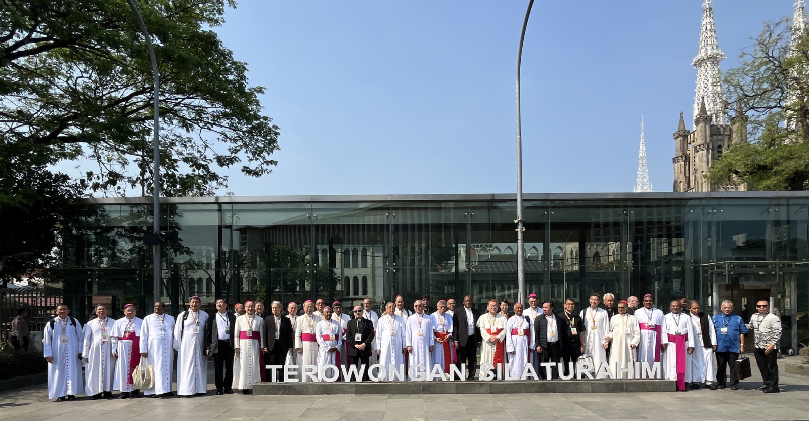 Foto Bersama di Depan Terowongan Silahturahmi