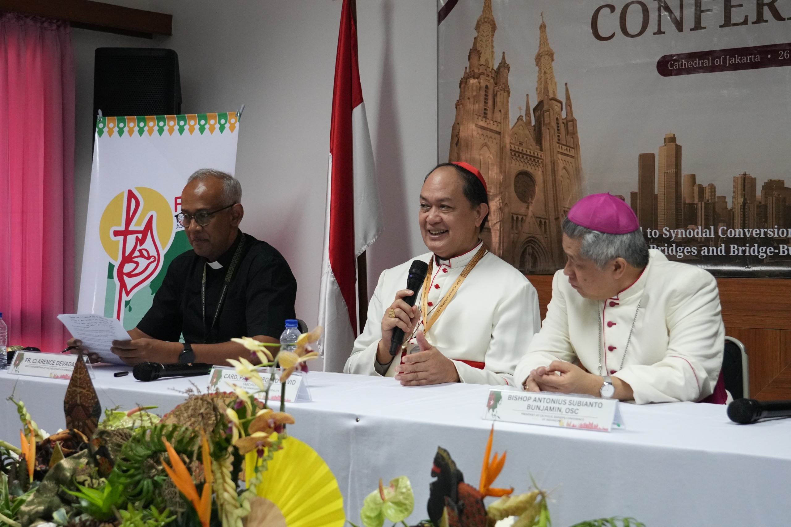 Pastor Clarence Devadass (kiri), Kardinal Pablo Virgilio David (tengah), Mgr. Antonius Subianto Bunjamin, O.S.C. (kanan)