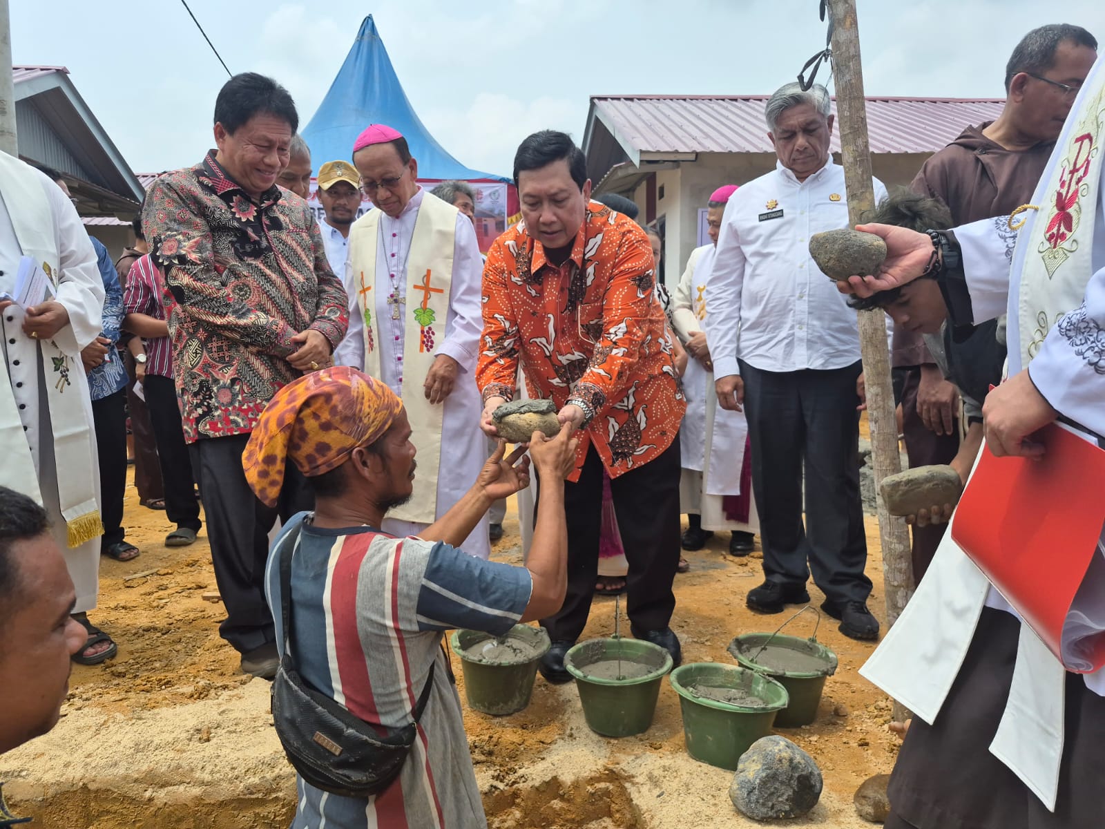 Plt. Dirjen Bimas Katolik Letakkan Batu Pertama Pembangunan Gereja Hati Kudus Yesus Pagaran Honas Sibolga